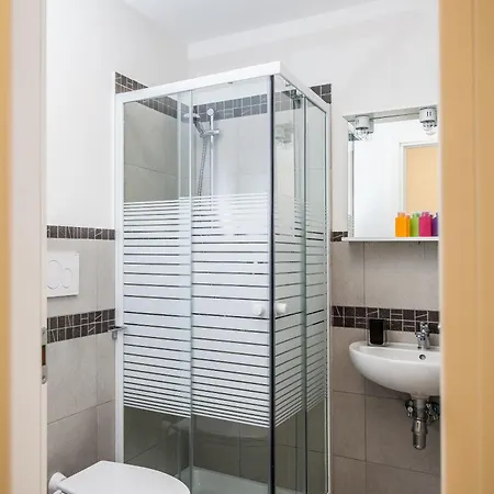 ゲストハウス バチカン ルームズ ホリデイ